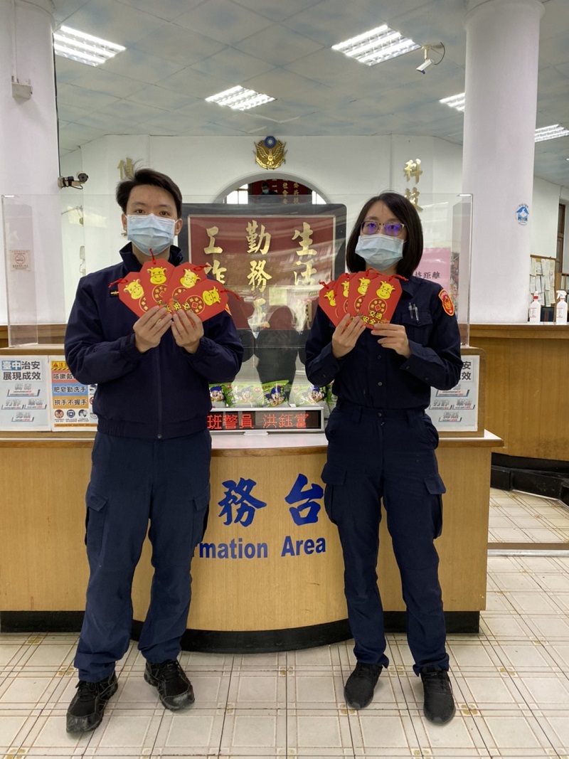 ▲中警一分局印製金牛御紅包袋贈民眾，倡導春節安全(圖/記者鄧力軍翻攝 ) 