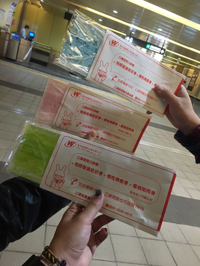 ▲原PO試用口罩販賣機時,遇到路人前來搭話。(圖/翻攝爆廢公社公開版臉書)