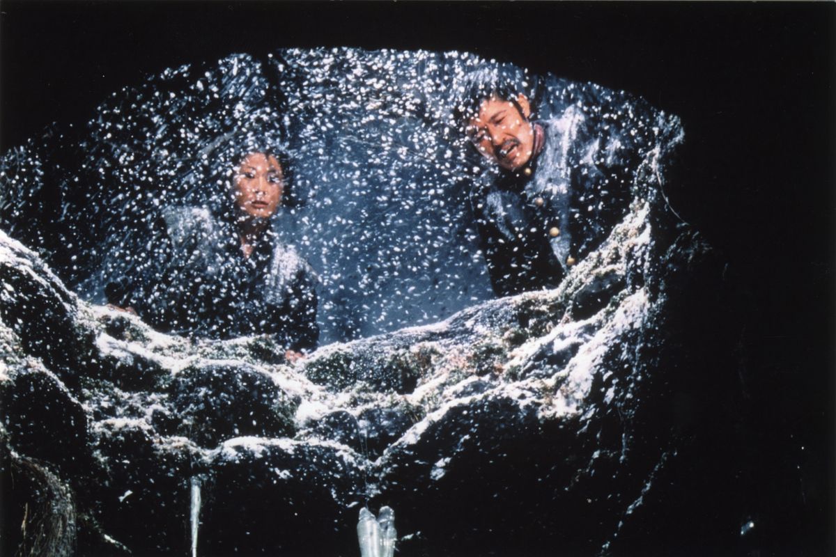 ▲片中，豐次（右）跟阿石聯手把三郎殺害。（圖／傳影互動）