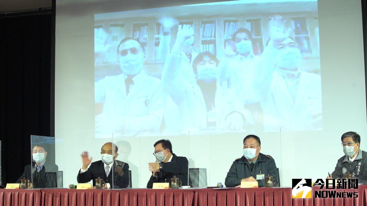 ▲蘇貞昌利用視訊會議與桃園醫院內的同仁加油打氣。（圖／記者李春台, 2021.01.22）