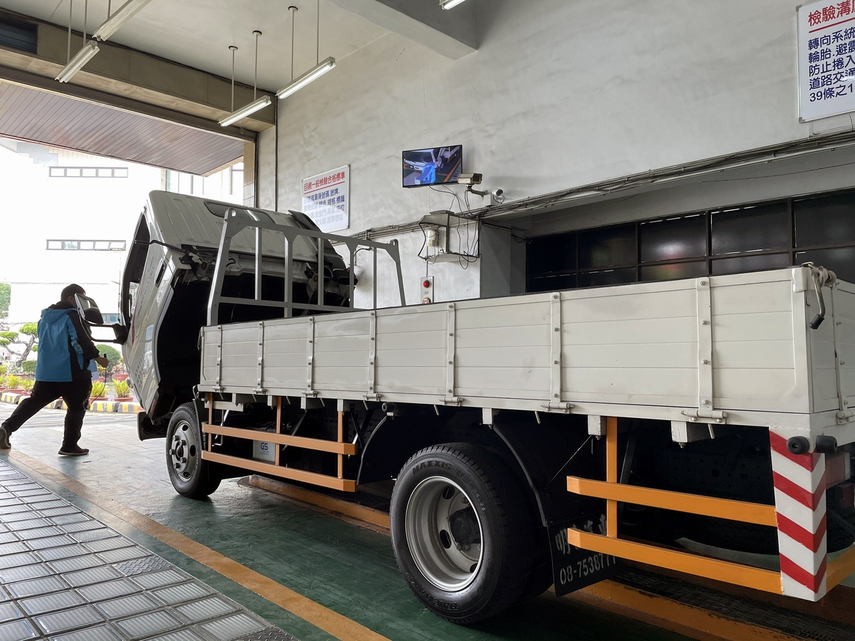 ▲詐騙集團假冒監理機關，以簡訊通知車主「汽燃費未繳納、違規未處理」，要求繳款。（示意圖／屏東監理站提供）