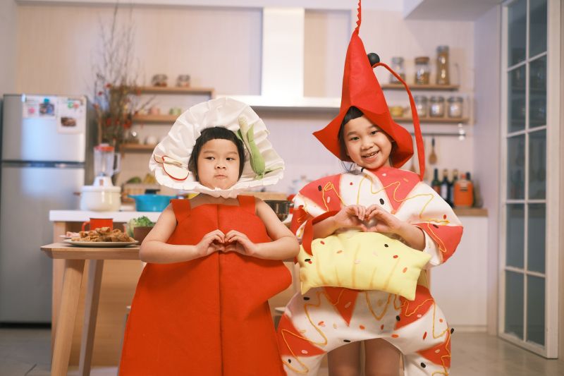 ▲「胖球&斯拉」在單曲《愛一下》MV中，打扮成可愛年菜。（圖／索尼音樂提供）