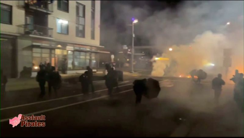 ▲美國總統拜登就職日（1月20日）全美各地的示威活動大部分皆在當地警方的控制內，奧勒岡州波特蘭（Portland）以及西雅圖（Seattle）的活動則較為激烈。（圖／翻攝自美聯社影片）
