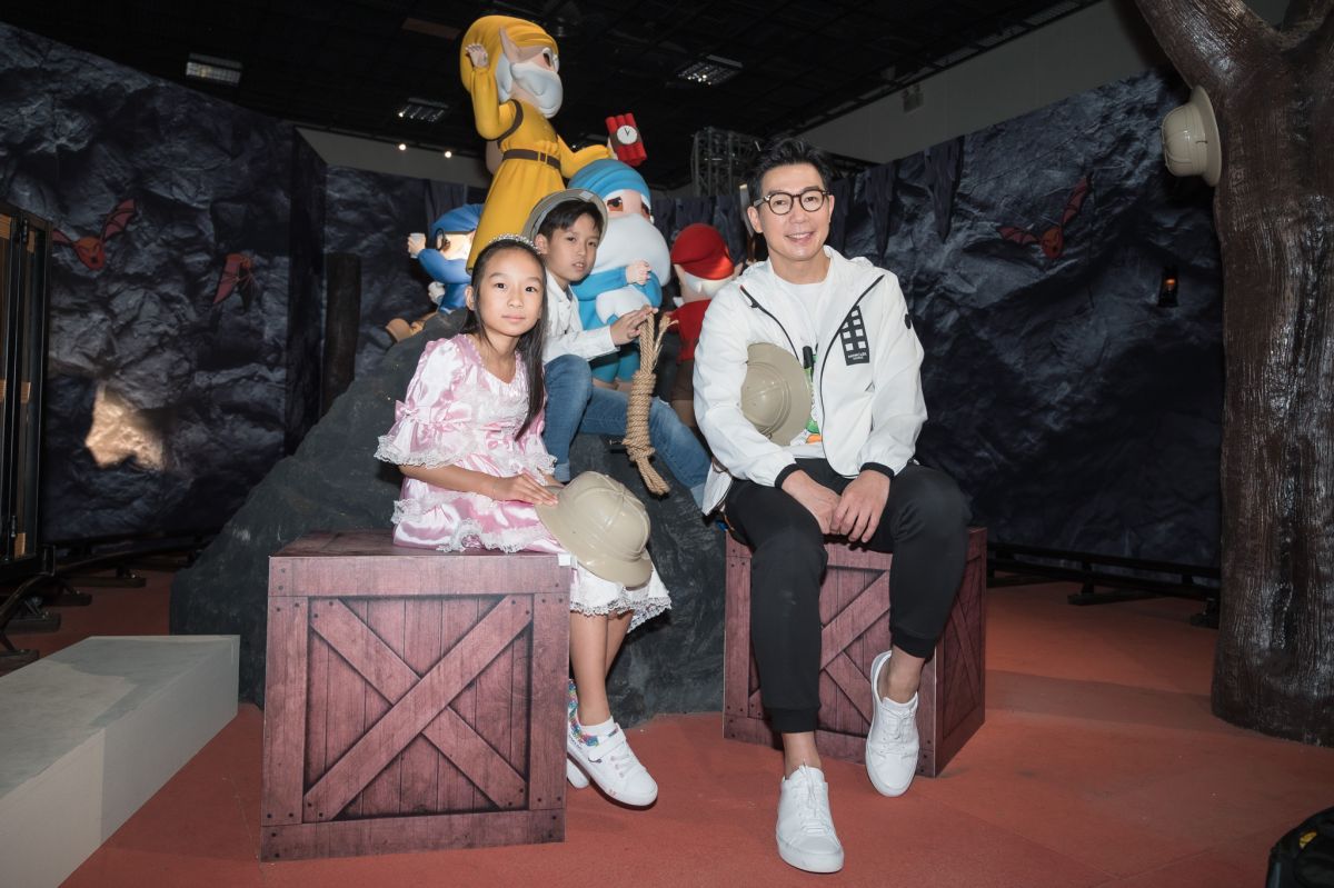 ▲太太正在居家檢疫中，因此品冠（右一）只好過著一打二的帶小孩生活。（圖／寬宏藝術提供）