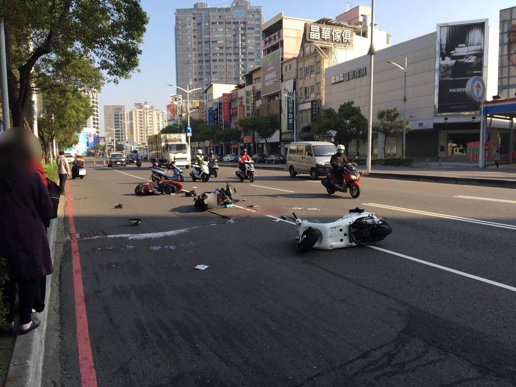 ▲高雄市左營區博愛路日前發生一起機車追撞死亡車禍！騎機車的楊姓男子，追撞上前方為撿掉落手機的顏姓男子倒地，送醫後不治。（圖／記者郭凱杰翻攝）
