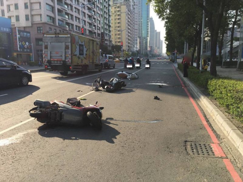 ▲父子共乘機車失控撞上一輛停在路中撿手機的機車造成1死1傷。(圖/記者郭凱杰翻攝)