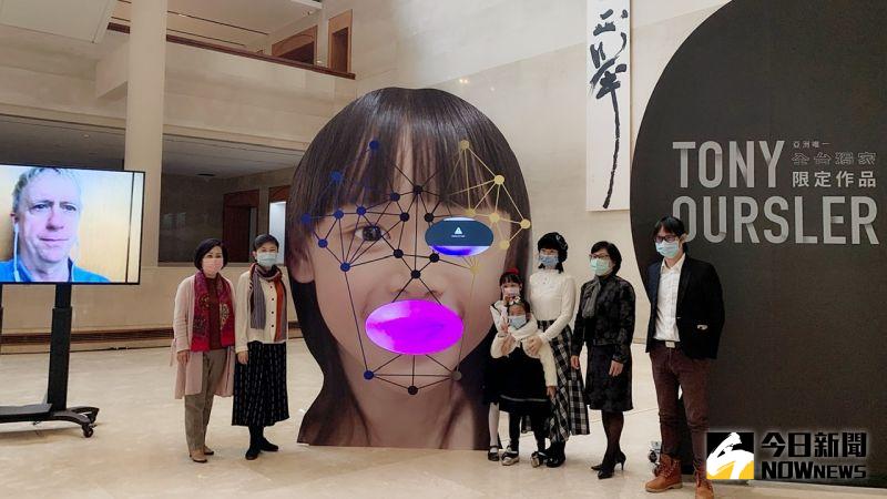 ▲ 藝術家湯尼．奧斯勒更特別為展覽創作一件專屬台灣兒童的全新作品〈留臉忘返〉。（圖／記者陳美嘉攝，2021.01.22）