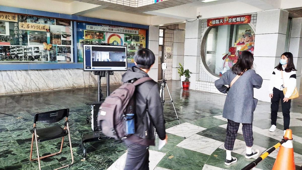 ▲每位考生均需經過手部消毒、證件檢查及電子感應儀測溫正常，才能進入試場應試。（圖／高師大提供）