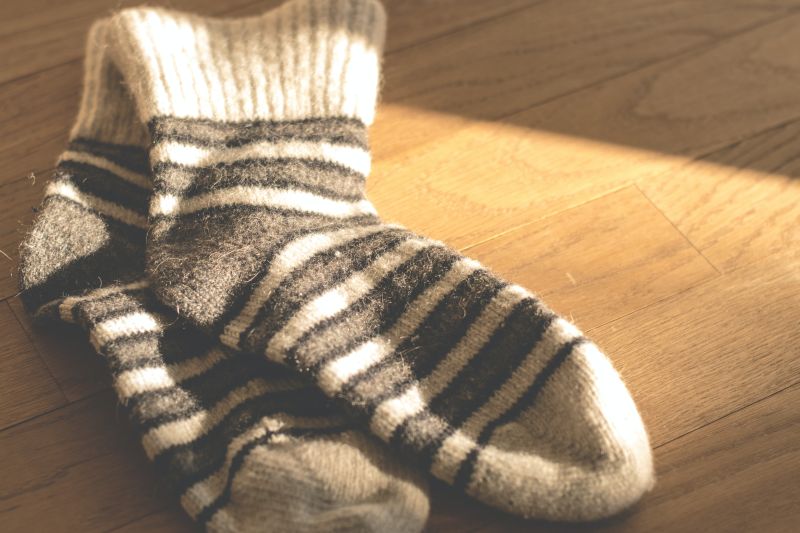 ▲不少人都曾在日常生活中，遇到剛買的新襪子，沒穿幾次就突然破洞、起毛球等等問題。（圖／翻攝Pexels）