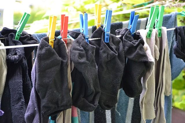 ▲將「襪子翻面清洗」就是最好避免破洞、起毛球及異味殘留的最好方式。(示意圖/翻攝pixabay)
