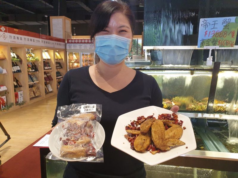▲台中阿秋大肥鵝推出年菜伴手禮,招牌滷味等名菜真空裝,拆封加熱即可食用。(圖/記者金武鳳攝,2021.1.22)