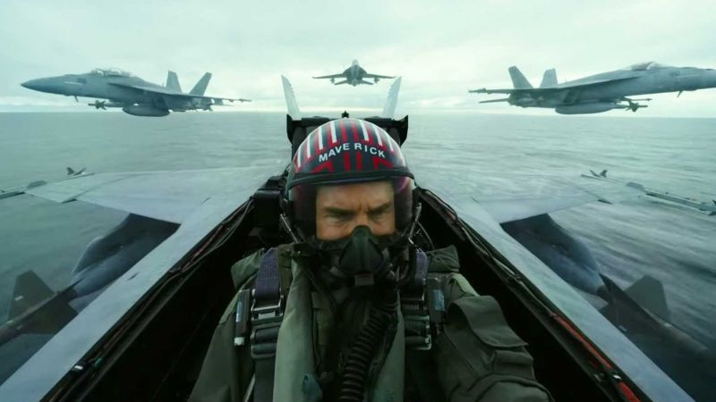 ▲湯姆克魯斯在電影《捍衛戰士：獨行俠》中駕駛F/A-18E/F超級大黃蜂戰機執行任務。(圖／派拉蒙提供)
