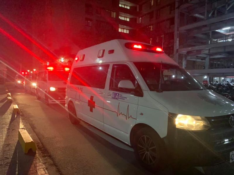 ▲醫護全副武裝,深夜將病人安頓好,送上救護車轉院。(圖/翻攝自柳育漢臉書)