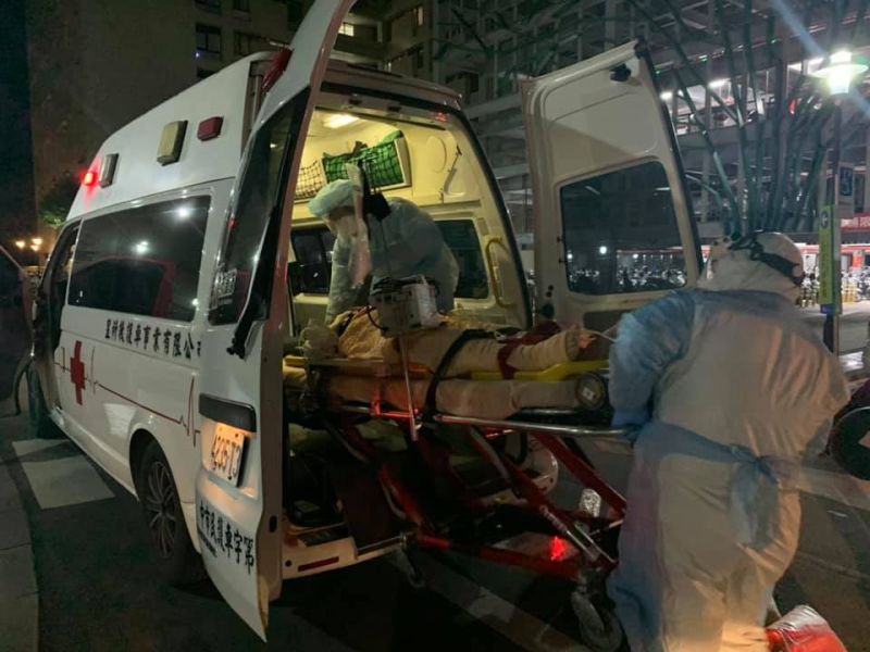 ▲醫護全副武裝,深夜將病人安頓好,送上救護車轉院。(圖/翻攝自柳育漢臉書)