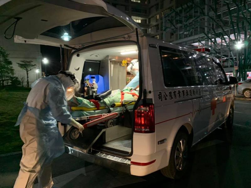 ▲醫護全副武裝,深夜將病人安頓好,送上救護車轉院。(圖/翻攝自柳育漢臉書)