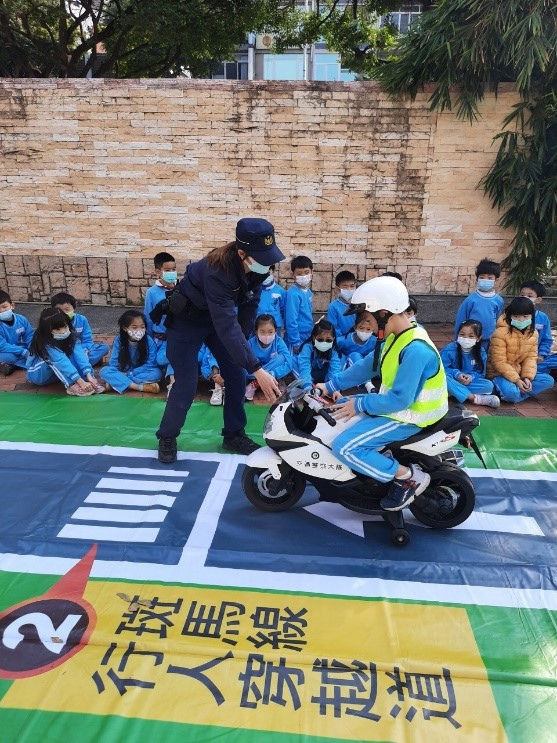 小小警「騎重機」體驗交通規則　員警到省三國交通宣導 
