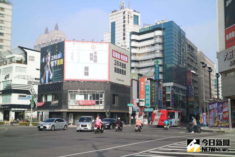 ▲罷韓君子在去年掛上罷韓看板的中正、和平路口,改掛上聲援黃捷的看板。(圖/記者鄭婷襄攝)