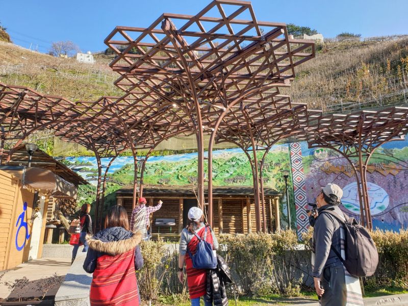 ▲環山部落打造「紫藤山城」,參山風管處補助千萬建置藝術花架,大規模遍植紫藤。(圖/記者金武鳳攝,2021.1.23)