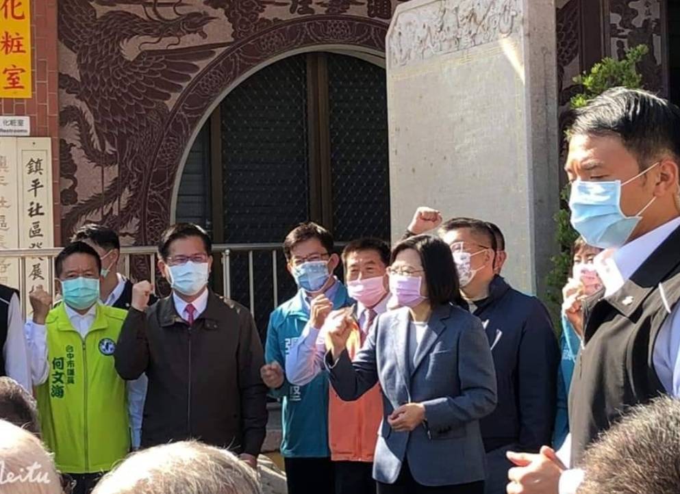 ▲總統蔡英文今來到台中市南屯區聖帥宮參拜，感謝神明庇祐台灣在防疫一路走來平安，特別請民眾「撐桃園」(圖／柳榮俊攝2021.1.23)
