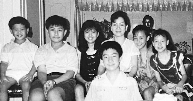 ▲關穎（右2）發出童年合照悼念蔡伯府（前）。（圖／ 關穎IG） 