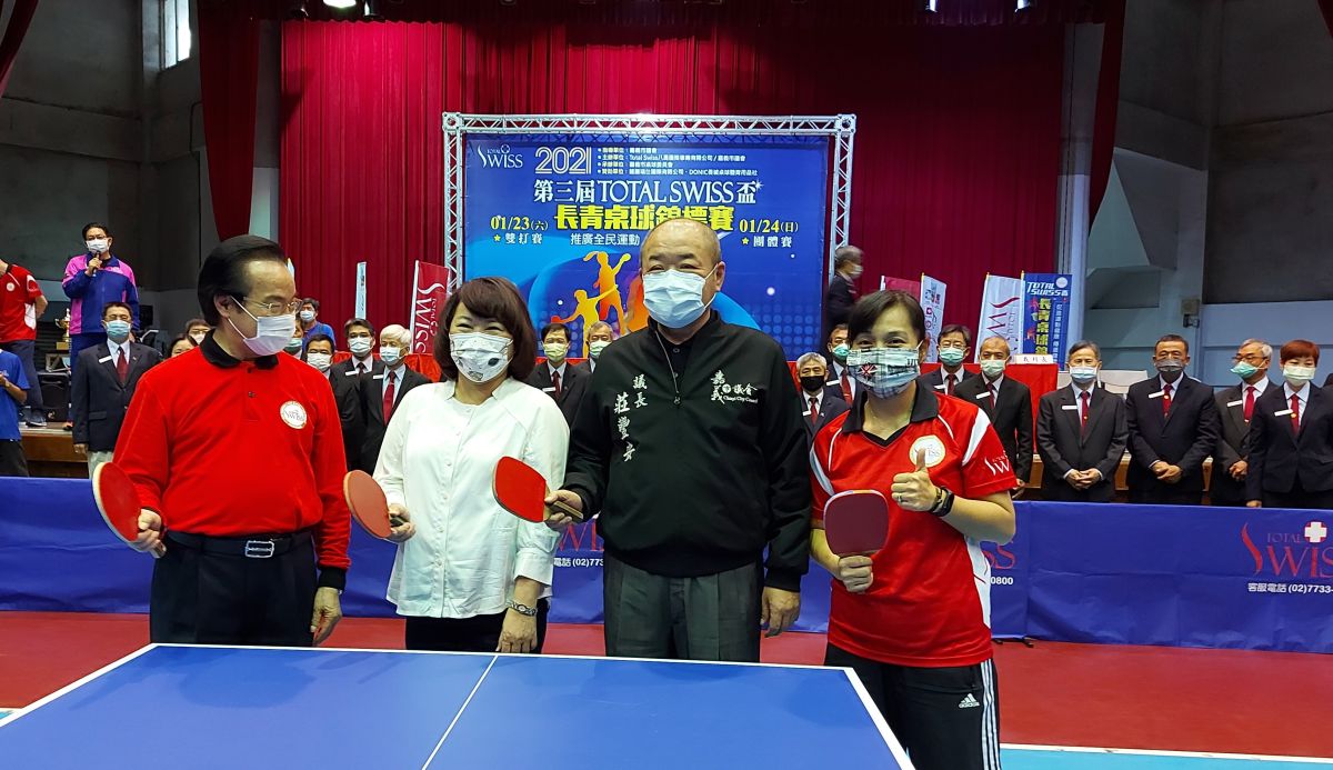▲Total Swiss盃長青桌球賽今起登場，嘉義市長黃敏慧、議長莊豐安及創辦人王文欽聯袂持拍開球。（圖／主辦單位提供）