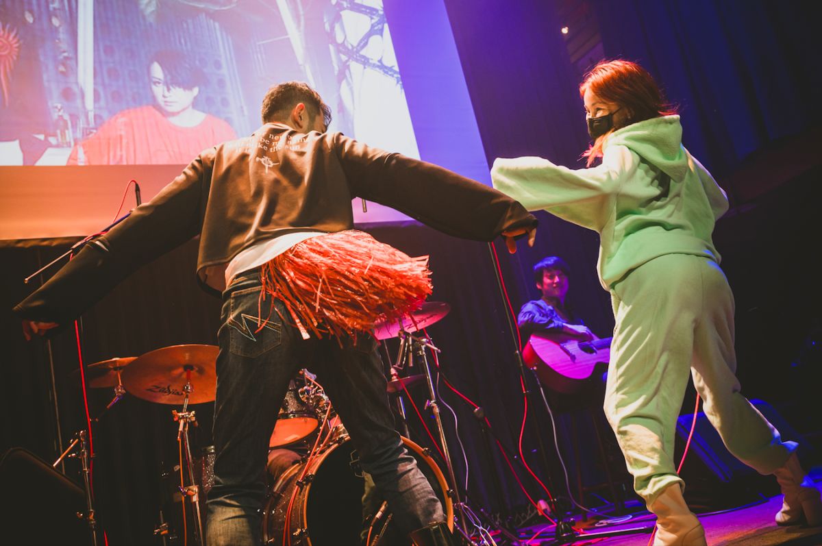 ▲余荃斌（左）尬舞溫嵐。（圖／艾迪昇傳播提供）