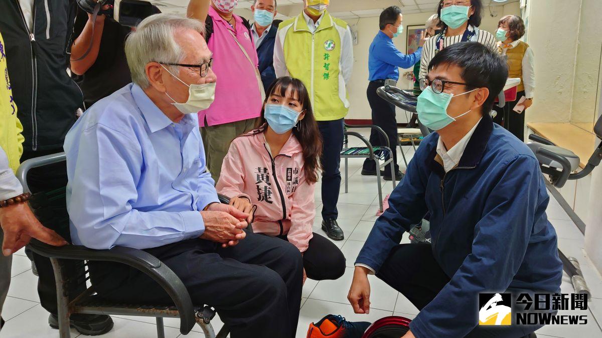 ▲高雄市議員黃捷下午和高雄市長陳其邁一起到老人公寓崧鶴樓和長輩們話家常。（圖／記者鄭婷襄攝）