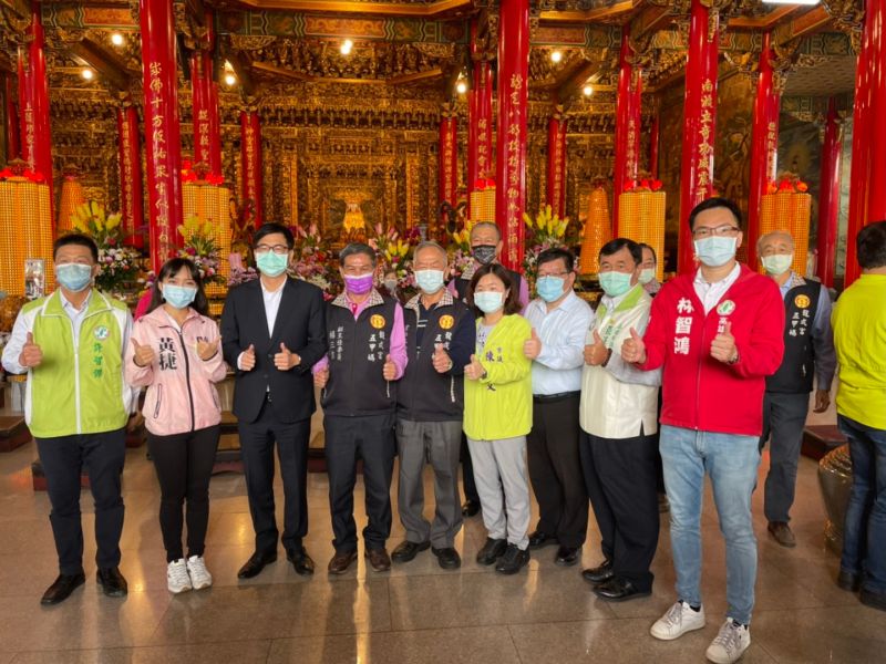 ▲高雄市議員黃捷、民進黨立委許智傑,以及議員林智鴻、陳慧文、張漢忠,今天和高雄市長陳其邁一起走訪基層,拜訪鳳山區的五甲龍成宮、赤山文衡殿、雙慈亭等廟宇,了解地方建議,同時也關心目前鳳山的選情。(圖/林智鴻服務處提供)