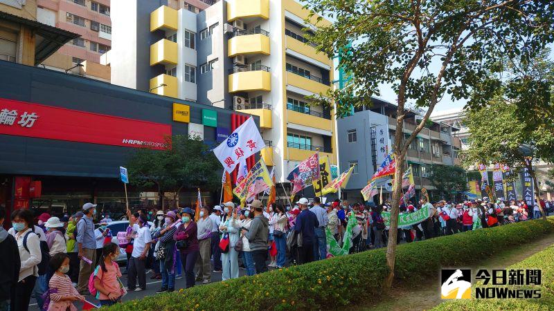 ▲罷捷遊行現場,鳳山清捷對發言人徐尚賢喊出有3000人一起走上街頭。(圖/記者鄭婷襄攝)