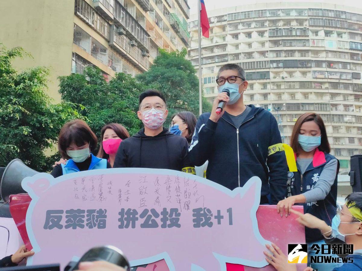 ▲國民黨主席江啟臣今（23）日下午和國民黨智庫副董事長連勝文等人一同到高雄果貿社區，呼籲鄉親踴躍參與連署（圖／記者鄭婷襄攝）