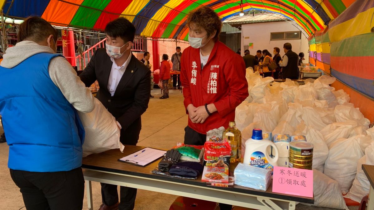 ▲立委陳柏惟邀請海線地區在地企業及商家共同捐助百份愛心物資與保暖用品，希望弱勢家庭安心過好年(圖／陳柏惟服務處提供2021.1.24)