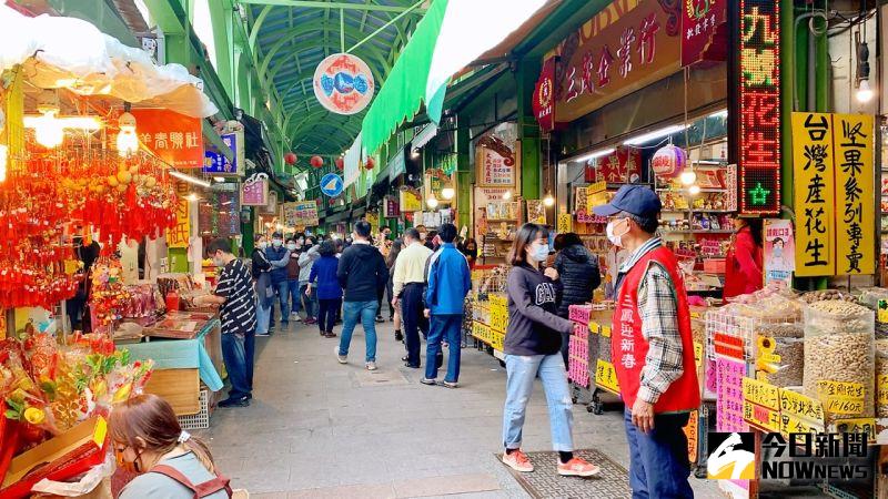 ▲三鳳中街年貨大街現場配合防疫,不試吃、不試用,民眾要戴口罩。(圖/記者陳美嘉攝,2021.01.24)