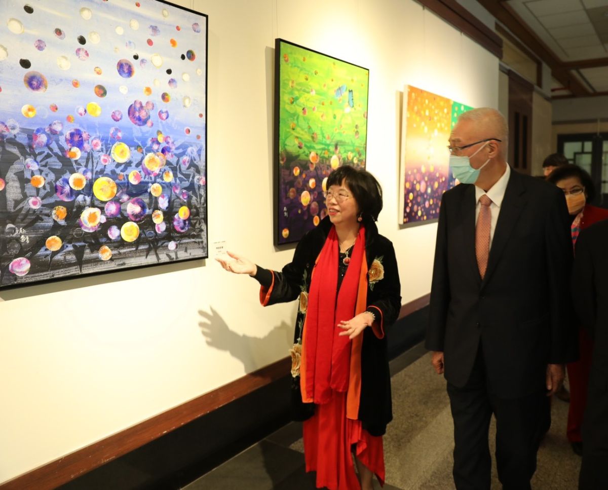 ▲女畫家江屘菊正在台中港區藝術中心展出「吉祥富貴．賦新彩」系列創作，以畫筆傳達對生命觀察與感動。（圖／主辦單位提供）