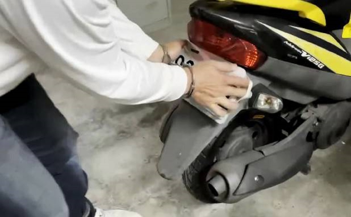 ▲經警方搜索犯嫌家中總計扣得4面偽造車牌。（圖／記者郭凱杰翻攝）