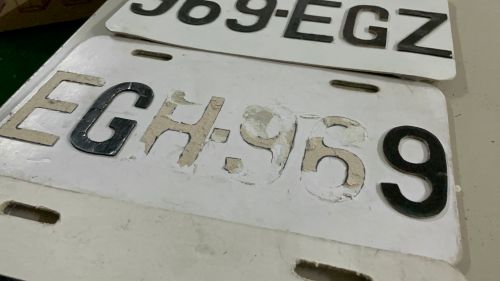 ▲沒美工相關背景的吳嫌，卻以厚紙板製造假車牌，剪裁切割出仿真的數字，塗成黑色；有如替車牌戴口罩。（圖／記者郭凱杰翻攝）