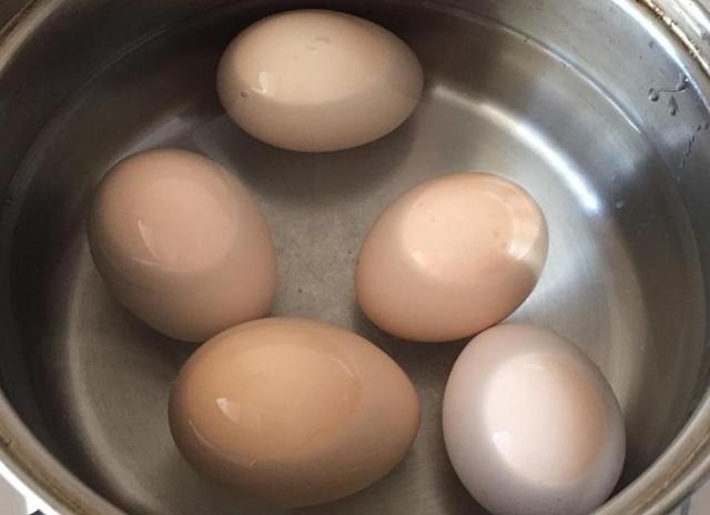 水煮蛋怎麼煮才香嫩？老饕偷教「4步驟」：殼也超級好剝
