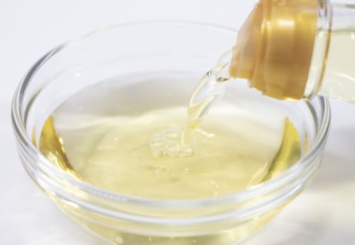 ▲《小楊聊美食》解釋，煮蛋時水中加了白醋，蛋殼與其發生氧化反應，蛋殼也會軟化更好剝除。（圖／翻攝PhotoAC）