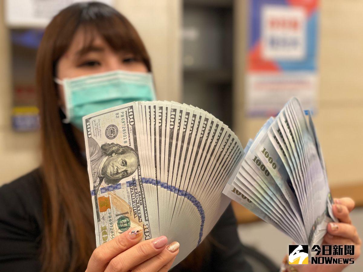 ▲台北外匯市場今（28）日牛年封關，新台幣兌美元貶2.2分，收27.828元，成交金額6.69億美元。統計牛年全年累計新台幣升值2.02%，為連續三年走升。（圖／記者顏真真攝，NOWnews資料照片）