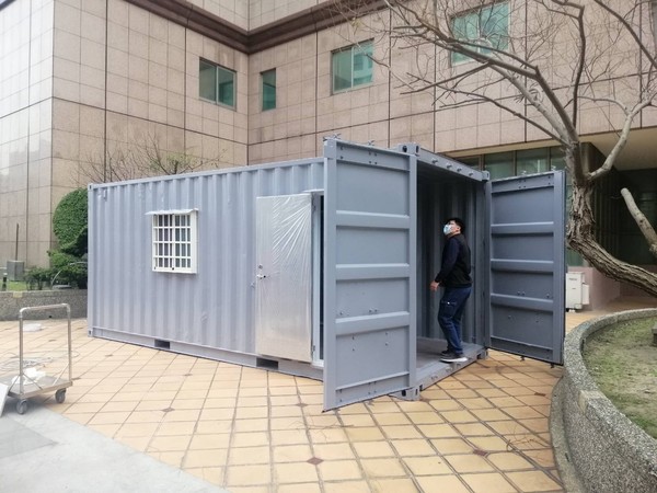 ▲施景中曝光桃園某醫學中心已經添購貨櫃屋當作戶外門診。(圖/施景中臉書)