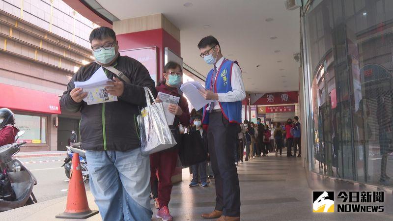 ▲新冠肺炎疫情延燒，衛福部立桃園醫院群聚感染事件擴大，讓台灣產險推出的防疫保單熱賣。（圖／讀者提供，2021.1.25）