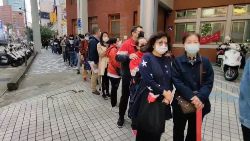 ▲部立桃園醫院群聚感染疫情延燒,帶動台產推出的「防疫保單」熱賣。今早桃園車站前台產桃園分公司前就排出一條長達300公尺以上的人龍。(圖/記者李春台翻攝)