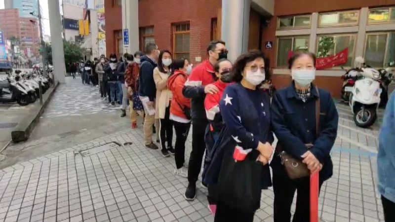 ▲部立桃園醫院群聚感染疫情延燒，帶動台產推出的「防疫保單」熱賣。今早桃園車站前台產桃園分公司前就排出一條長達300公尺以上的人龍。（圖／記者李春台翻攝）