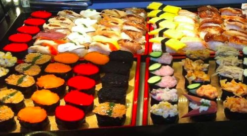 ▲夜市或是菜市場常常會看到有10元壽司的攤販。(圖/讀者提供) ▲有知情網友揭露了夜市「10元壽司」崛起的2個關鍵,分別為「人力成本」和「生魚片大小」。(示意圖/讀者提供)