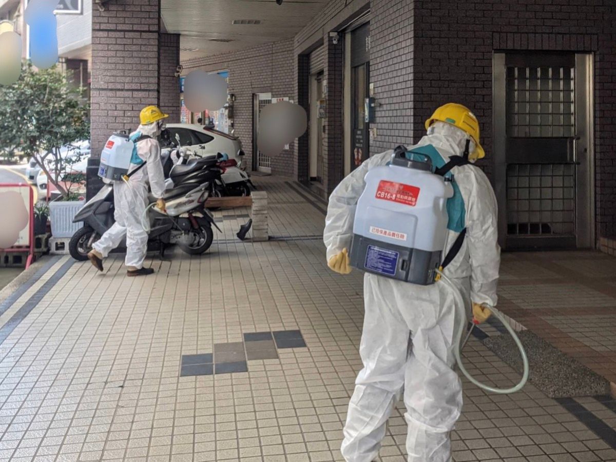 ▲神岡區一名中國返台男子，居家檢疫期間多次離開住處，環保局獲報後，出動防疫消毒大隊，針對社區環境及周邊街道完成消毒作業，降低疫情風險。(圖／環保局提供2021.1.25)