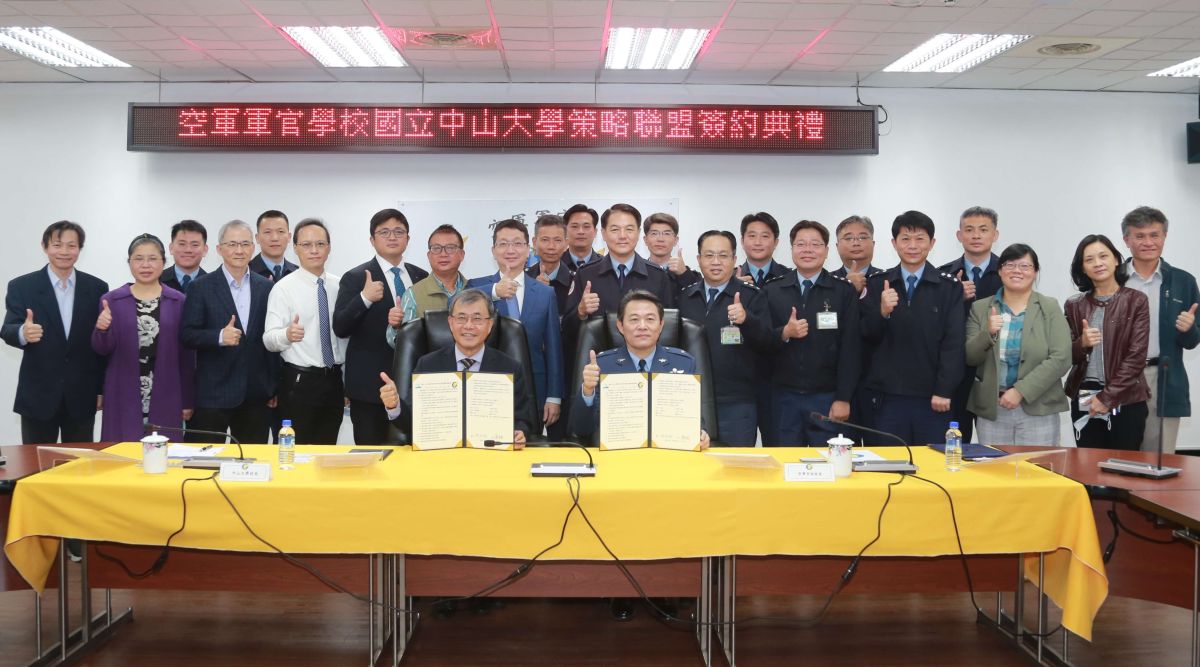▲中山大學與空軍軍官學校締結策略聯盟，由中山大學校長鄭英耀與空軍官校校長唐洪安代表簽署協議書。(圖／記者黃守作攝，2021.01.25)