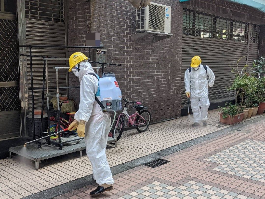 ▲疫情擴大，防疫升級，台中市環保局加強環境消毒清理，衛生局宣佈醫療院所全面禁此探病。（圖／台中市府提供）