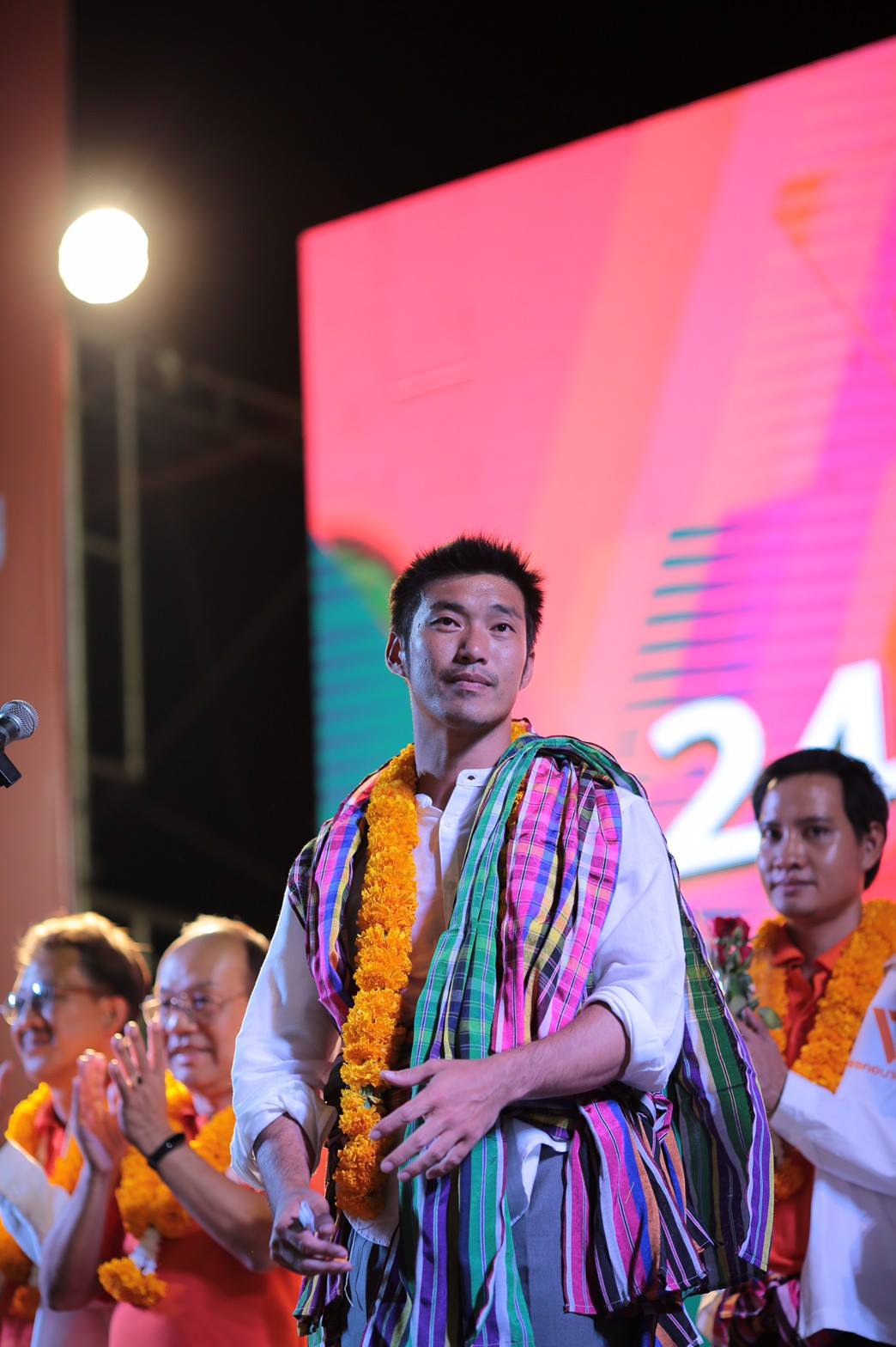 ▲反對派政治人物塔納通批評疫苗政策，被以「不敬罪」起訴。（圖／翻攝自直播）