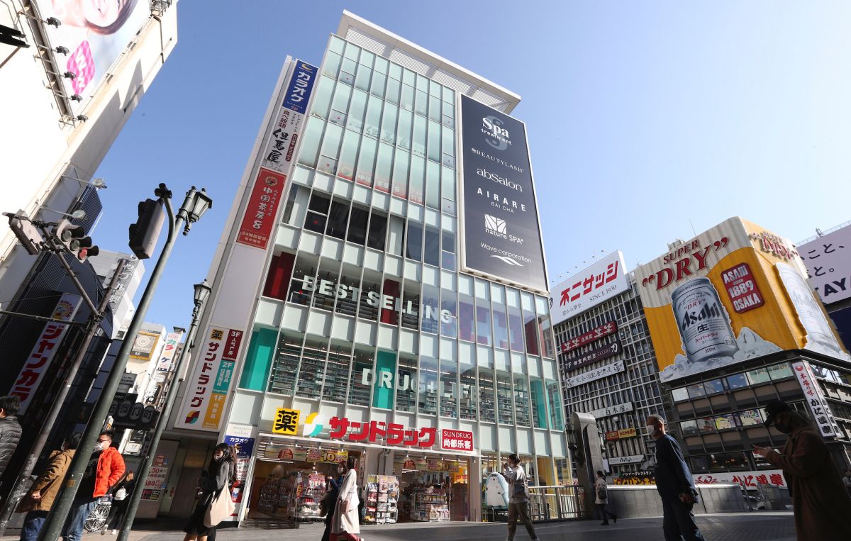 ▲日本媒體統計，自11都府縣發布緊急狀態後，至少有1.5萬人等待入院治療。（圖／美聯社／達志影像）