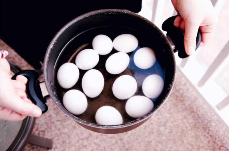 ▲水煮蛋是非常容易烹飪的東西，不少人都會動手自己做，但你是否也有煮完之後，發現蛋殼非常難剝的困擾？（圖／取自unsplash）