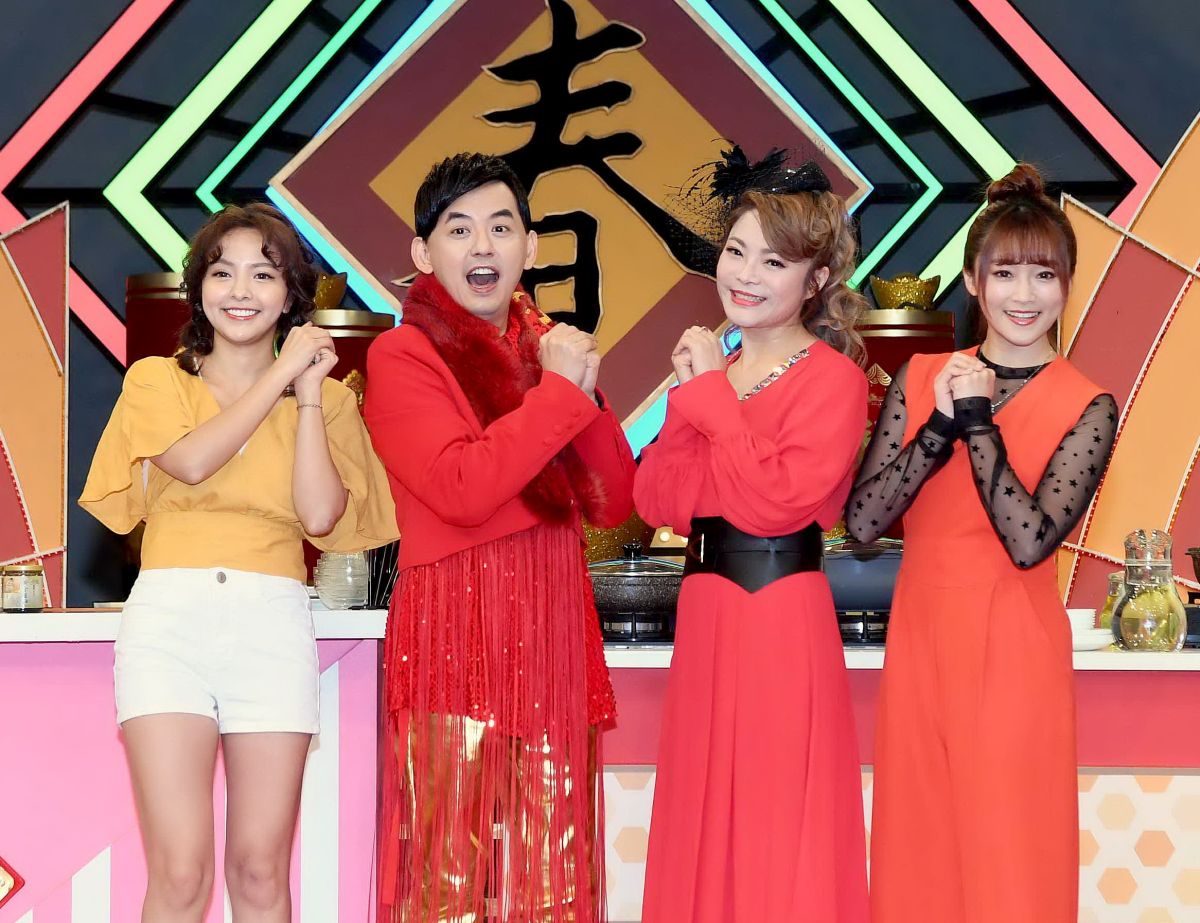 ▲徐凱希（左起）、黃子佼、鄭淑文、張文綺迎新年。（圖／華視）